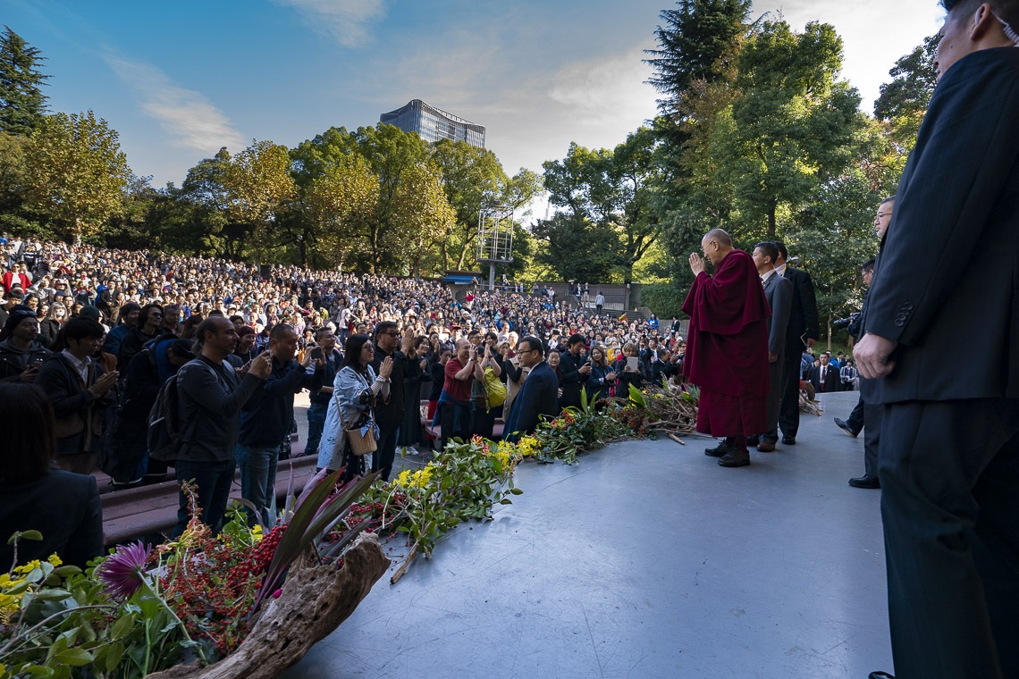 Su Santidad el Dalái Lama llega al escenario de la Sala de Conciertos al aire libre de Hibiya en Tokio, Japón, el 17 de noviembre de 2018. Foto de Tenzin Choejor