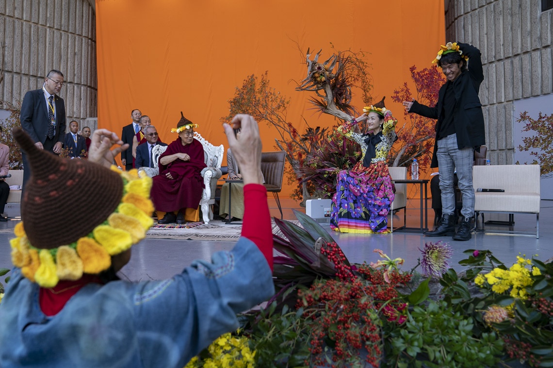 Su Santidad el Dalái Lama y dos invitados con sombreros de girasol tejidos que les habían regalado en la conclusión de su charla «Somos una Sola Familia» en el Hibiya Open Air Concert Hall en Tokio, Japón el 17 de noviembre de 2018.