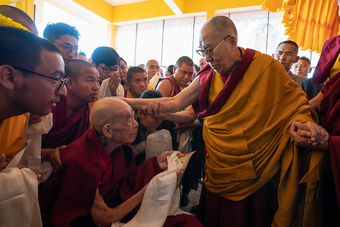 Su Santidad el Dalái Lama saluda a los miembros de la congregación cuando entra en el salón de actos del Gyutö Tantric College en Dharamsala, HP, India, el 2 de noviembre de 2019. Foto de Tenzin Choejor
