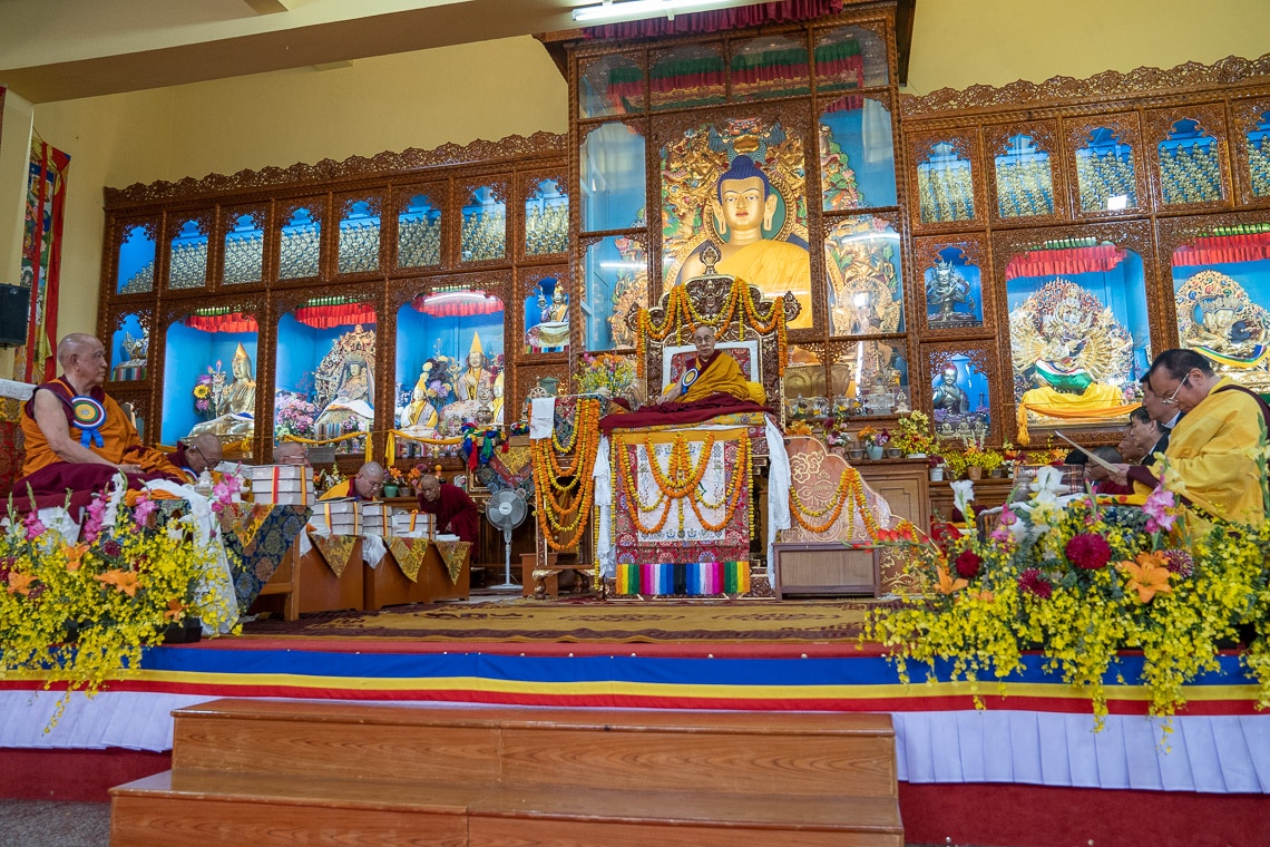 Su Santidad el Dalái Lama agradeciendo a la congregación por ofrecer oraciones por su larga vida durante las celebraciones del 600 aniversario del nacimiento del fundador del monasterio de Gyutö en la Facultad Tántrica de Gyutö en Dharamsala, HP, India, el 2 de noviembre de 2019. Foto de Tenzin Choejor