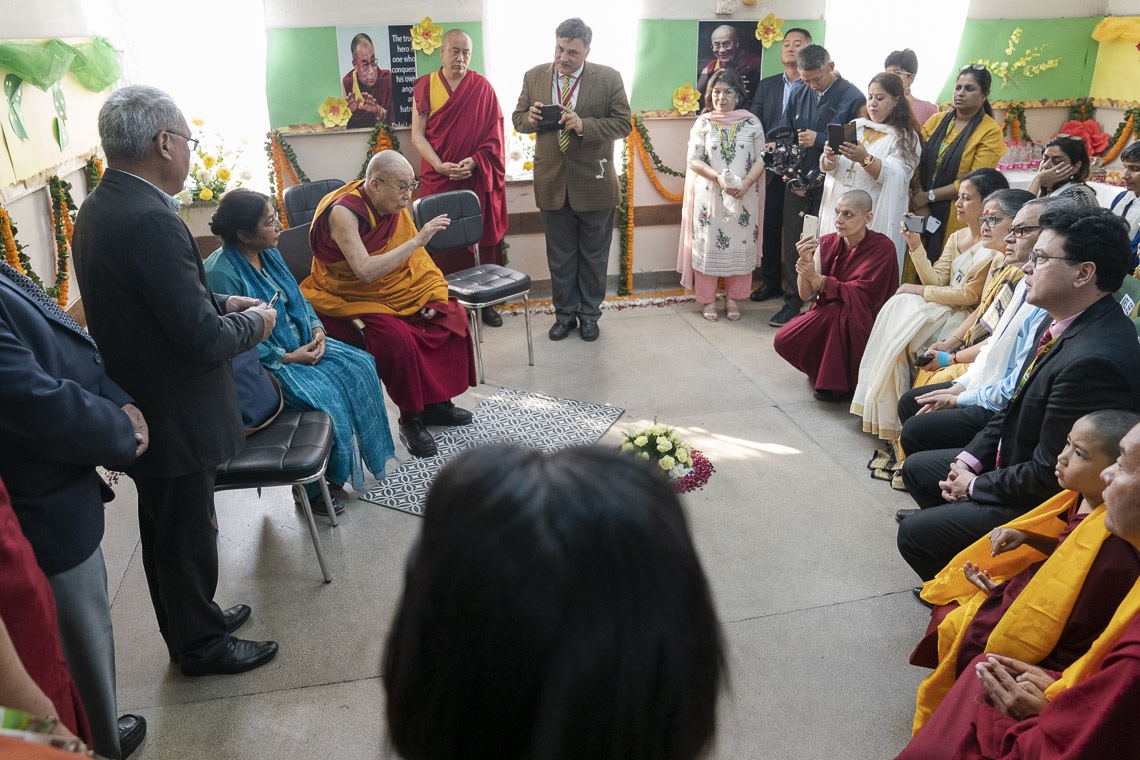 Su Santidad el Dalái Lama se reunió con partidarios y amigos de Tushita a su llegada a St Columba's School en Nueva Delhi, India, el 20 de noviembre de 2019. Foto de Tenzin Choejor