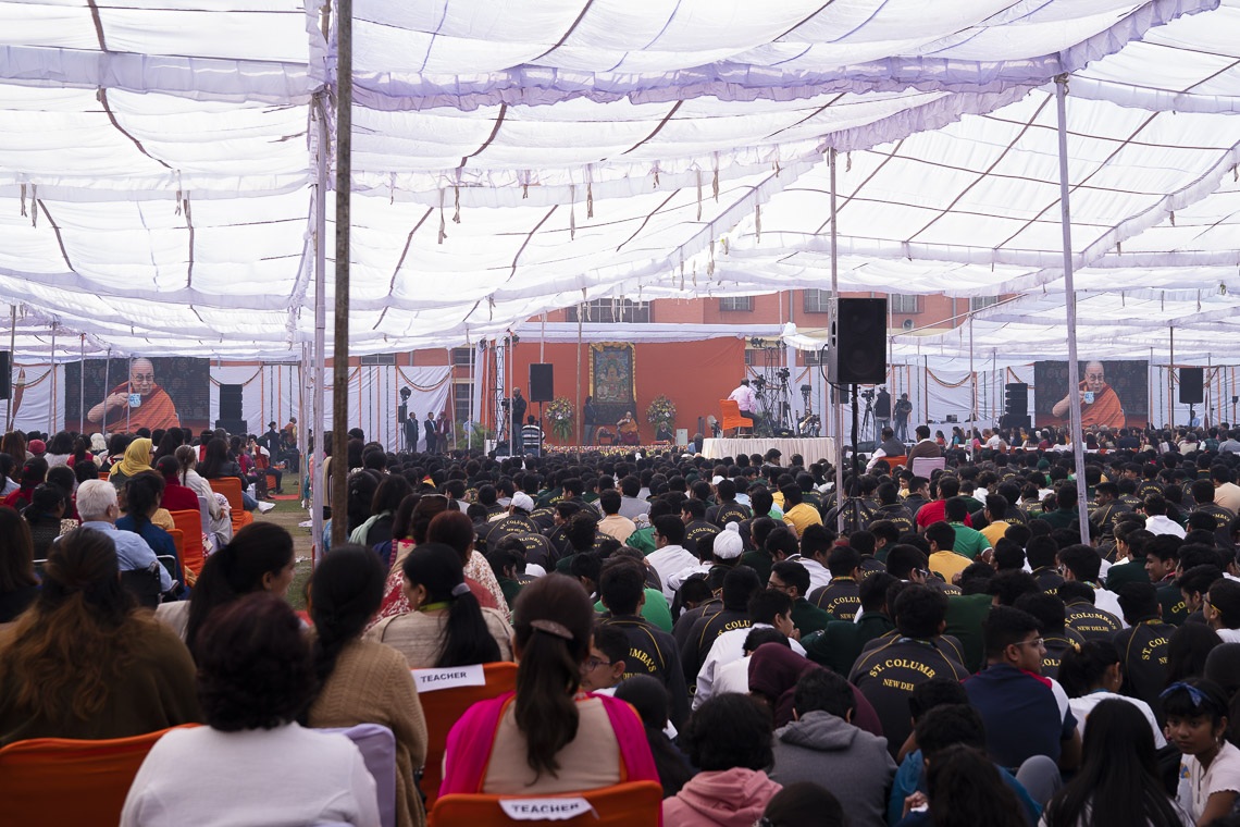 Una vista desde la parte de atrás de la multitud de más de 5000 personas durante la charla de Su Santidad el Dalái Lama en la escuela de San Columba en Nueva Delhi, India, el 20 de noviembre de 2019. Foto de Tenzin Choejor