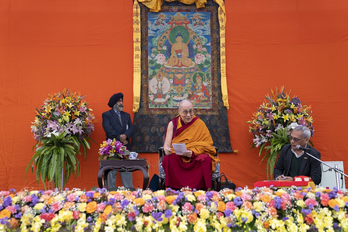 Su Santidad el Dalái Lama dando una breve enseñanza sobre los «Ocho Versos para Entrenar la Mente» durante su charla en la celebración del 40 Aniversario de Tushita Delhi, celebrada en la Escuela de San Columba en Nueva Delhi, India, el 20 de noviembre de 2019. Foto de Tenzin Choejor