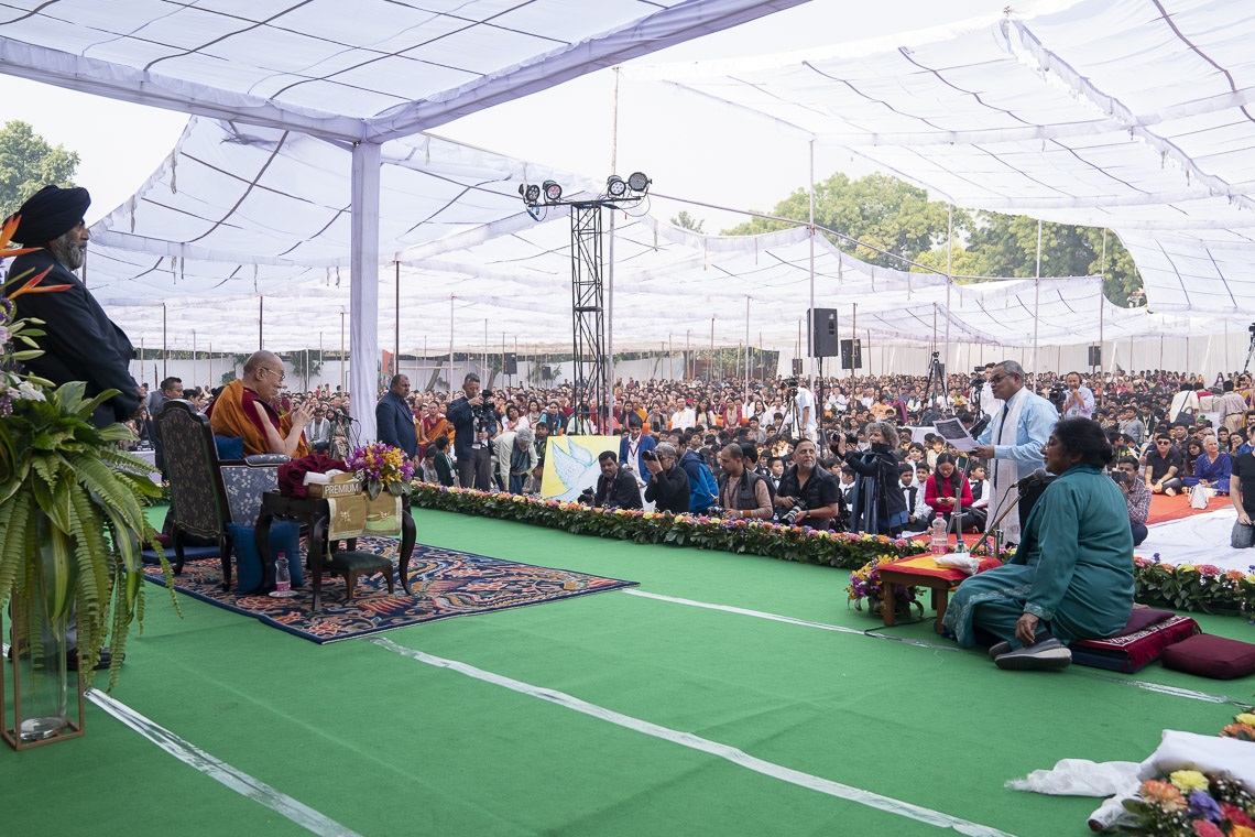 El Hermano EL Miranda, Director de la Escuela de San Columba, ofrece palabras de agradecimiento en la conclusión de la charla de Su Santidad el Dalái Lama en Nueva Delhi, India, el 20 de noviembre de 2019. Foto de Tenzin Choejor