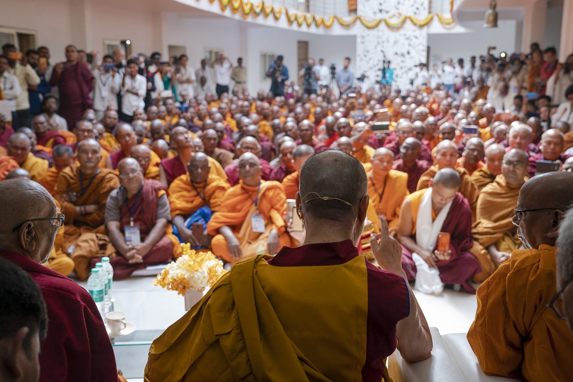 Su Santidad el Dalái Lama hablando ante más de 150 Bhikkus e invitados en el Centro Internacional de Formación de Bhikku Lokuttara en Aurangabad, Maharashtra, India, el 23 de noviembre de 2019. Foto de Tenzin Choejor