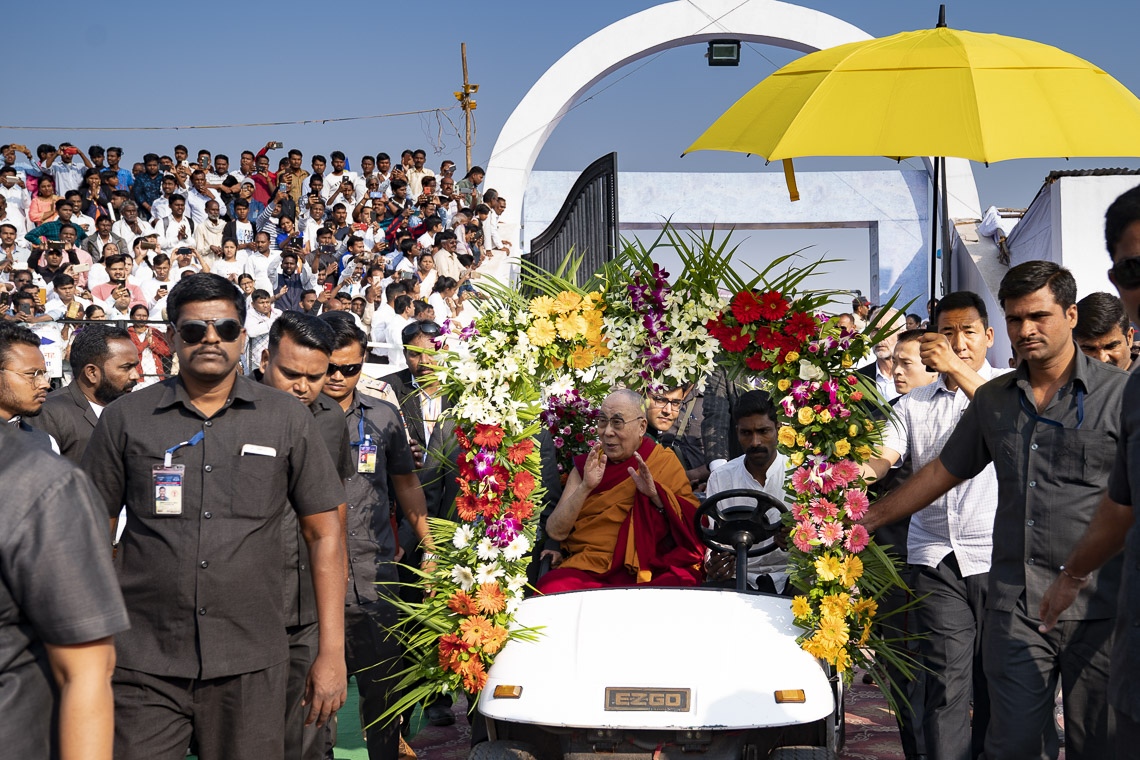 Su Santidad el Dalái Lama montando en un carrito de golf hasta el escenario del estadio del PES College of Physical Education en Aurangabad, Maharashtra, India, el 24 de noviembre de 2019. Foto de Tenzin Choejor