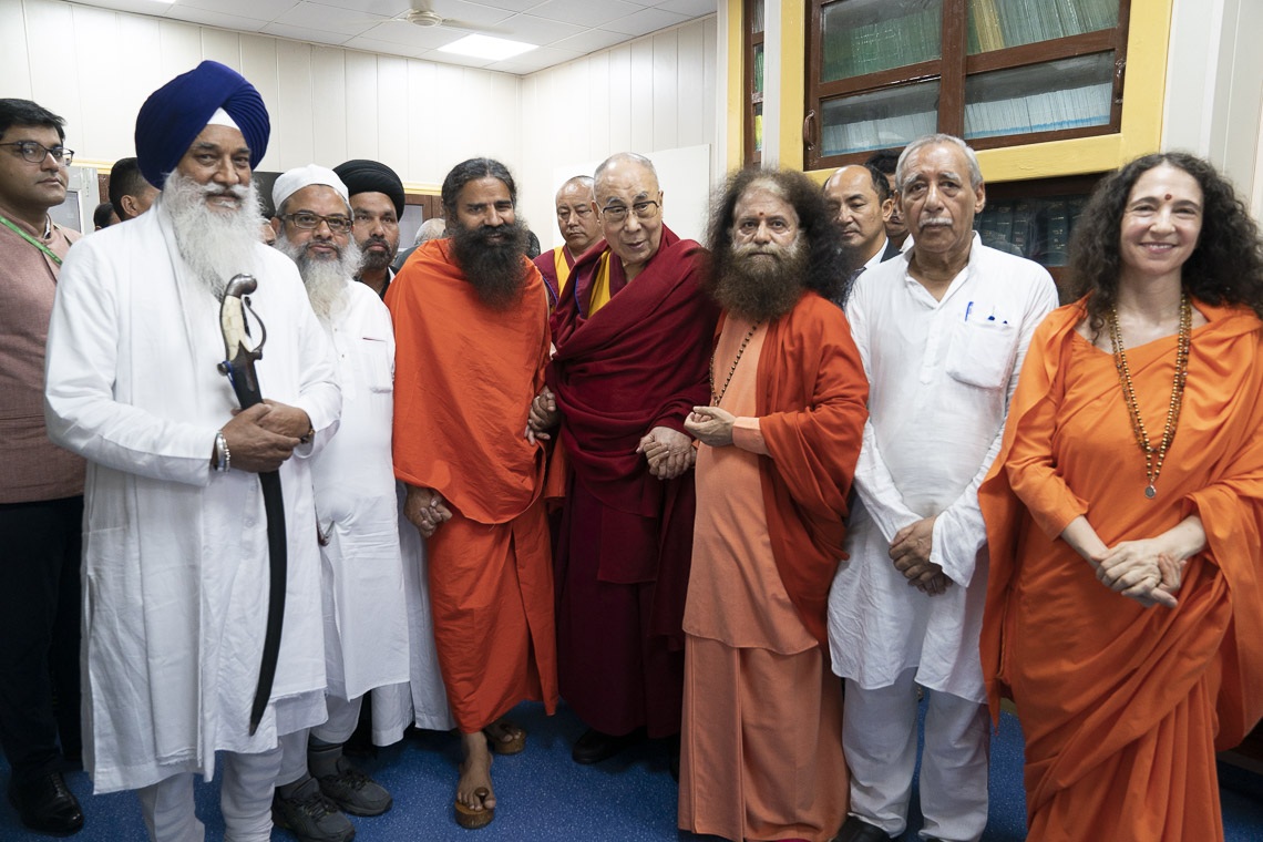 Su Santidad el Dalái Lama con líderes espirituales de las tradiciones hindúes, musulmanas, sijs, jainistas y cristianas antes de su programa en el Ashram Gandhi de Nueva Delhi, India, el 25 de septiembre de 2019. Foto de Tenzin Choejor