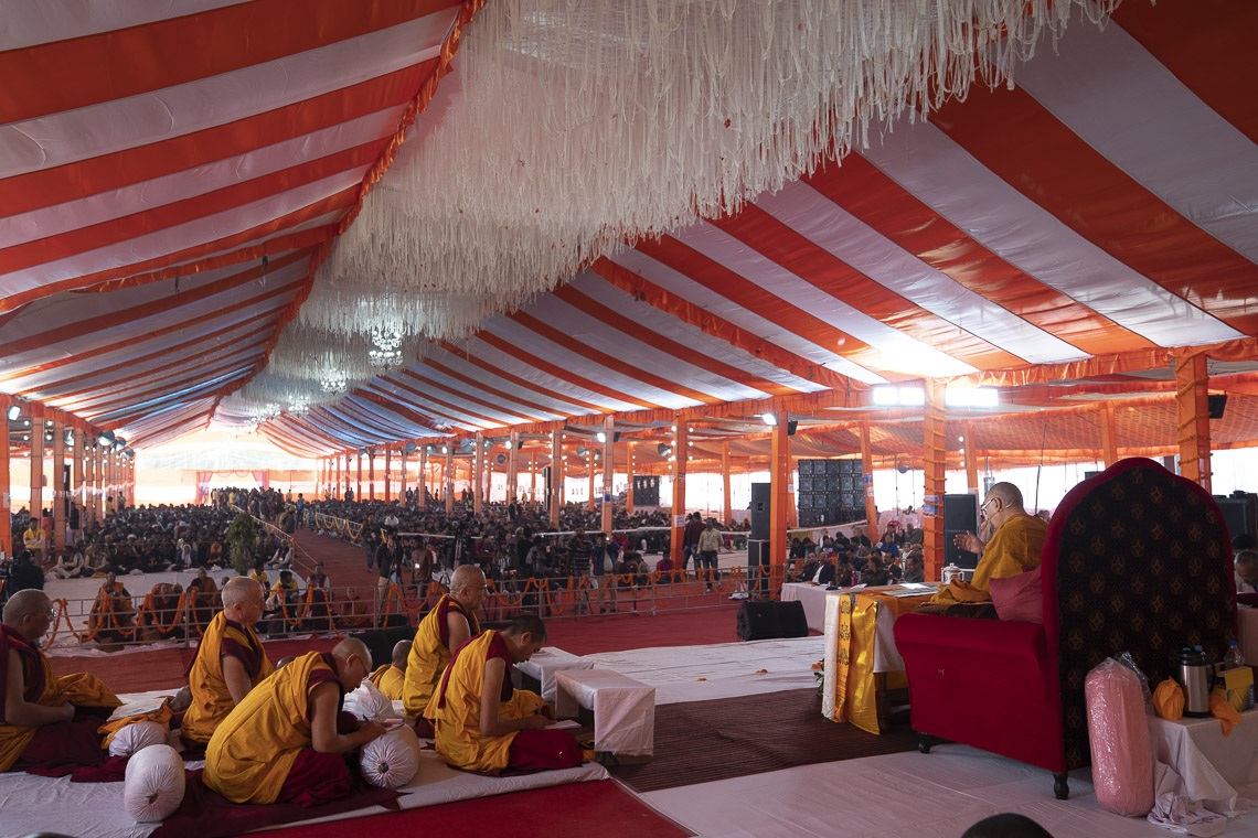 Una vista de la tienda de campaña con más de 15.000 personas asistiendo a la enseñanza de Su Santidad el Dalái Lama en el terreno de la Youth Buddhist Society of India en Sankisa, UP, India, el 3 de diciembre de 2018. Foto de Lobsang Tsering