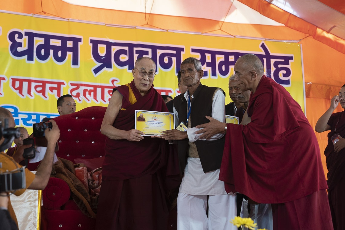 Su Santidad el Dalái Lama entregando certificados de agradecimiento a los organizadores de sus tres días de enseñanza en Sankisa, UP, India, el 5 de diciembre de 2018. Foto de Lobsang Tsering