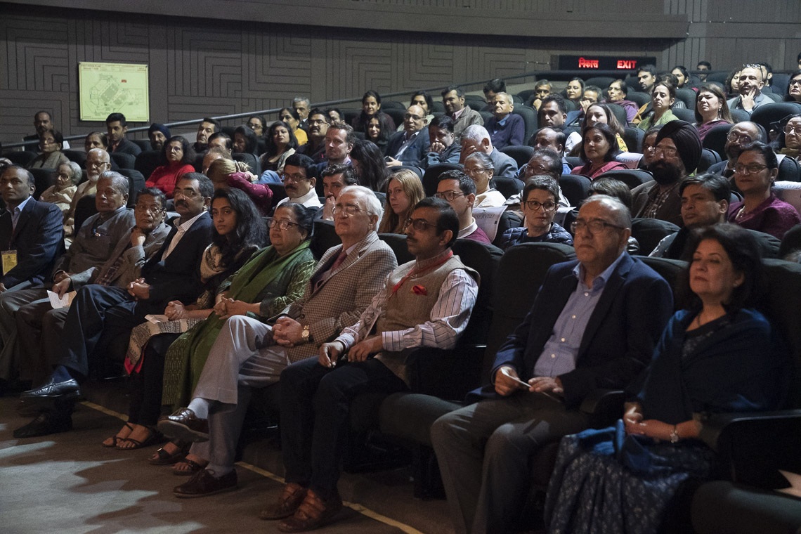 Muchos de los más de 350 invitados escucharon el discurso de Su Santidad el Dalái Lama en la 1ª Conferencia Conmemorativa de Yuvraj Krishan en el Auditorio Siri Fort de Nueva Delhi, India, el 8 de diciembre de 2018. Foto de Lobsang Tsering