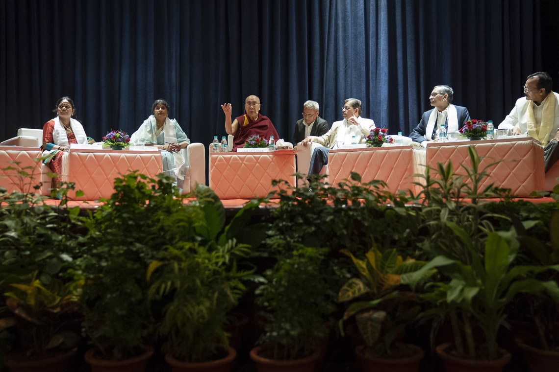 Su Santidad el Dalái Lama pronuncia el discurso inaugural en la Conferencia sobre el concepto de «maitri» o «metta» en el budismo en la Universidad de Mumbai en Mumbai, India, el 12 de diciembre de 2018. Foto de Lobsang Tsering