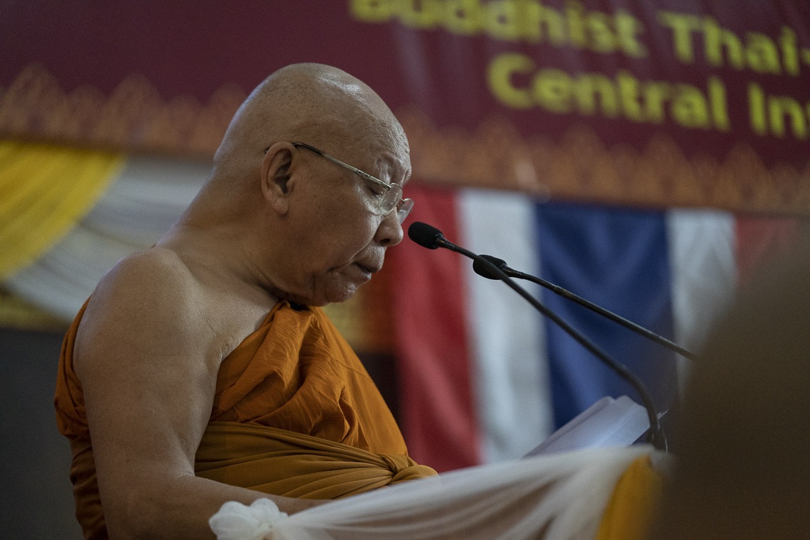 Ven. Phra Promwachirayan Prasit Suddhibandhu leyendo un mensaje del Patriarca Supremo de Tailandia en la sesión de apertura del Seminario Internacional sobre el Tipitaka / Tripitaka en Watpa Buddhagaya en Bodhgaya, Bihar, India, el 22 de diciembre de 2018. Foto de Lobsang Tsering