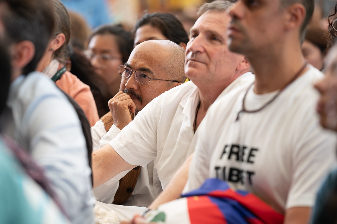Miembros de la audiencia escuchando a Su Santidad el Dalái Lama durante su reunión con visitantes de la India y del extranjero en el patio del Templo Principal Tibetano en Dharamsala, HP, India el 9 de junio de 2018. Foto de Tenzin Choejor