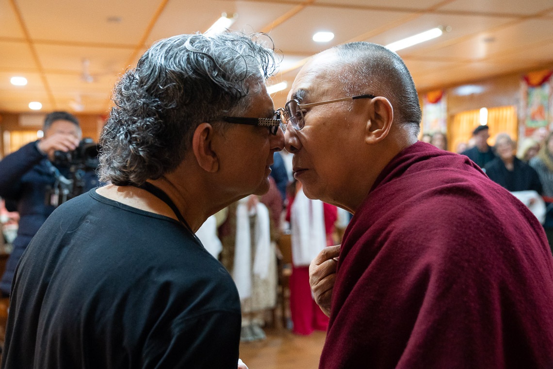 Su Santidad el Dalái Lama saluda a Deepak Chopra en el estilo maorí de frotarse la nariz al comienzo de su reunión en su residencia en Dharamsala, HP, India, el 11 de febrero de 2019. Foto de Tenzin Choejor