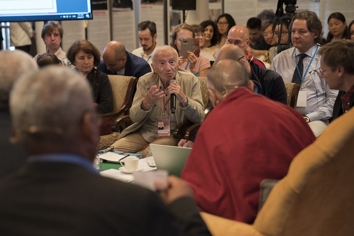 David Dubrovsky ilustrando un punto de su ponencia en el segundo día de diálogo con científicos rusos en Nueva Delhi, India, el 8 de agosto de 2017. Foto de Tenzin Choejor/OHHDL