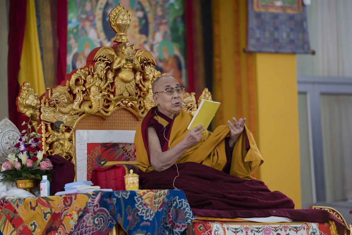 Su Santidad el Dalái Lama leyendo el texto durante su enseñanza en el recinto de Kalachakra en Bodhgaya, Bihar, India el 14 de enero de 2018. Foto de Lobsang Tsering