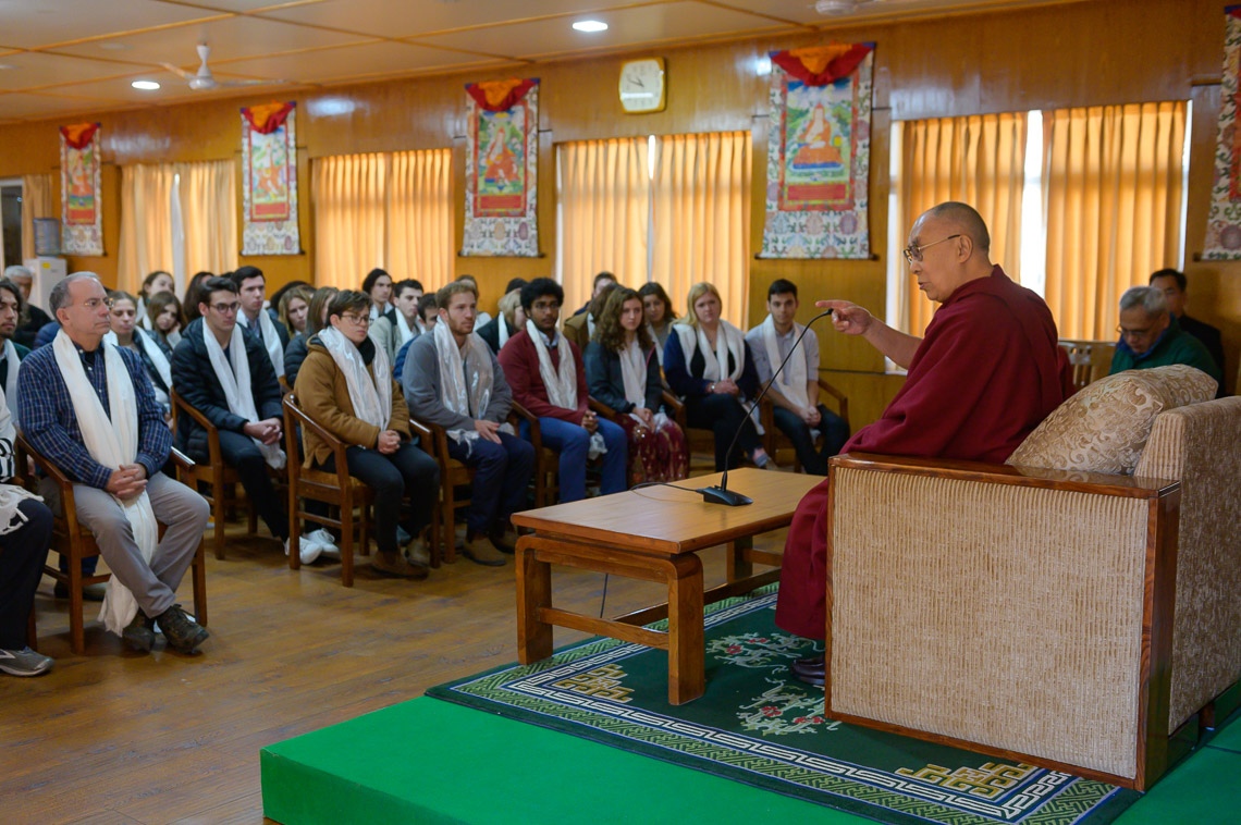 Su Santidad el Dalái Lama hablando con un grupo de estudiantes de año sabático con sede en Israel durante su reunión en su residencia de Dharamsala, HP, India, el 28 de enero de 2019. Foto de Tenzin Choejor