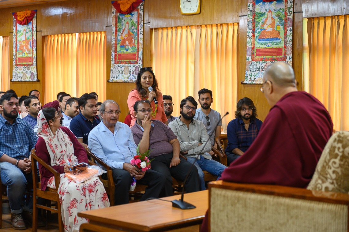 Un miembro de la audiencia haciendo una pregunta a Su Santidad el Dalái Lama durante su interacción con líderes empresariales y profesionales de la India, Vietnam y Rusia en su residencia en Dharamsala, HP, India, el 6 de mayo de 2019. Foto de Tenzin Choejor