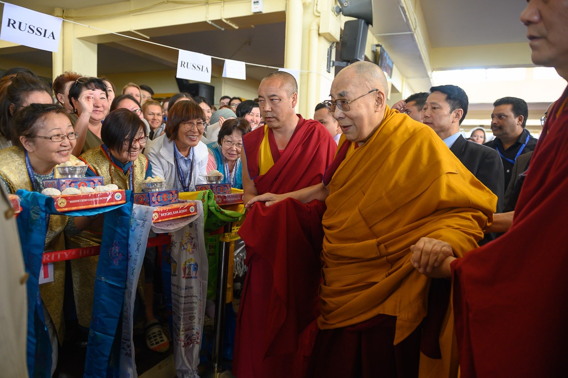 Su Santidad el Dalai Lama llega al Templo Principal Tibetano para el primer día de sus enseñanzas solicitadas por los budistas rusos en Dharamsala, HP, India, el 10 de mayo de 2019. Foto de Tenzin Choejor