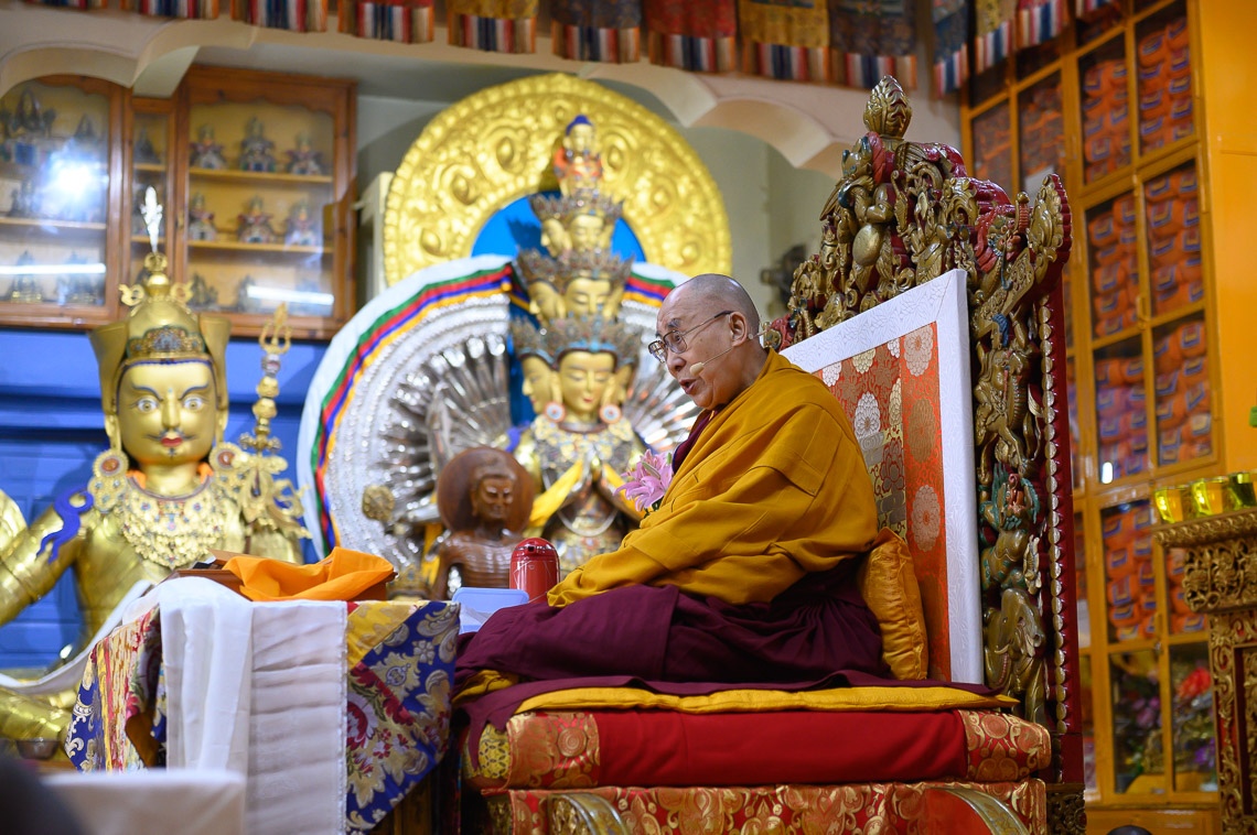 Su Santidad el Dalai Lama dirigiéndose a la audiencia el primer día de sus enseñanzas en el Templo Principal Tibetano en Dharamsala, HP, India, el 10 de mayo de 2019. Foto de Tenzin Choejor