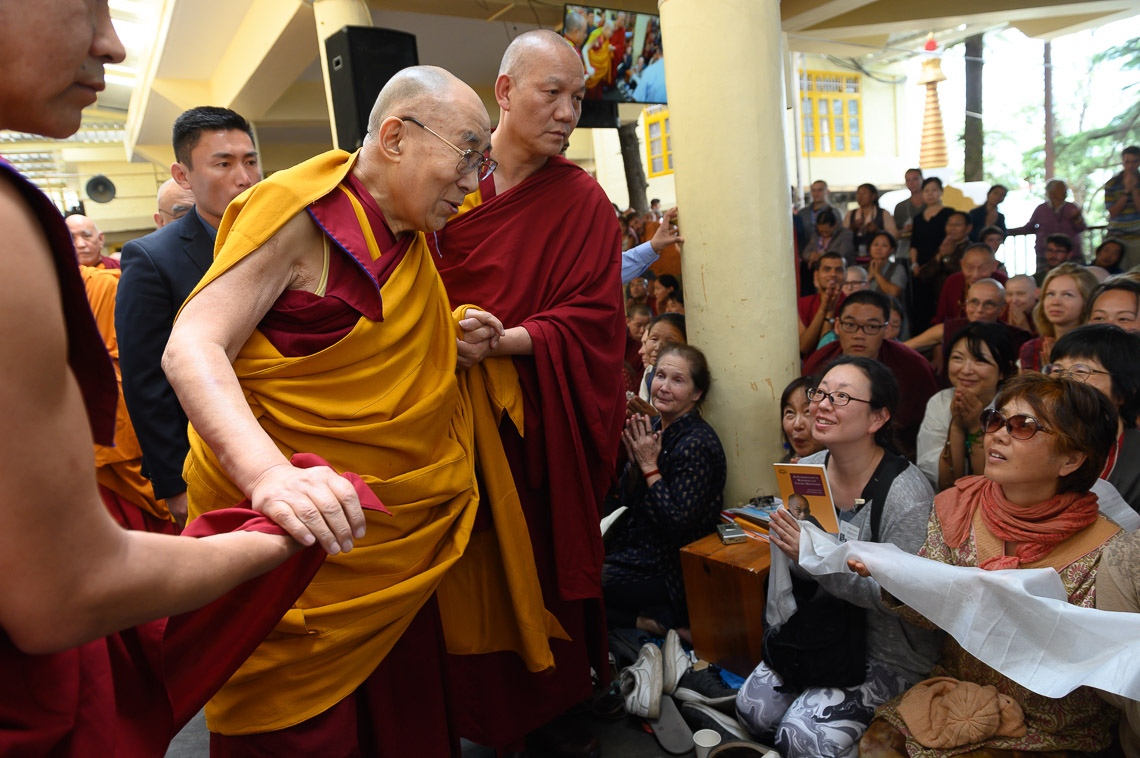 Su Santidad el Dalai Lama saluda a los miembros de la audiencia mientras se va al final del primer día de sus enseñanzas en el Templo Principal Tibetano en Dharamsala, HP, India, el 10 de mayo de 2019. Foto de Tenzin Choejor