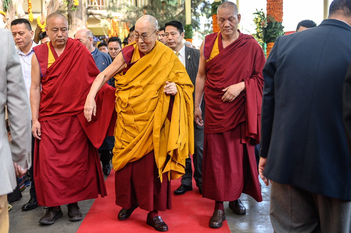 Su Santidad el Dalái Lama caminando por el patio de camino al Templo Principal Tibetano para asistir a una ofrenda de oraciones por su larga vida en Dharamsala, HP, India, el 17 de mayo de 2019. Foto de Tenzin Choejor