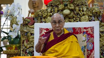 Peregrinos tibetanos escuchan a Su Santidad el Dalái Lama en el Tsuglagkhang