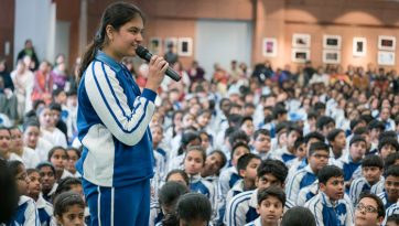 Su Santidad el Dalái Lama habla con un grupo de damas de la FICCI y de la Escuela «The Mother»