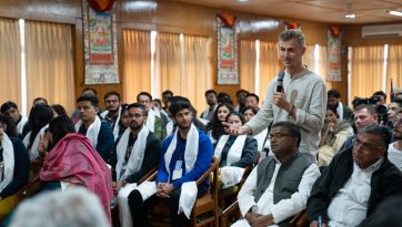 Encuentro con budistas indios y estudiantes de comunicación de masas