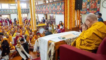 Central Dokham Chushi Gangdruk y la Asociación Cultural Budista del Himalaya ofrecen oraciones por la larga vida de Su Santidad el Dalái Lama