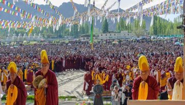 Oraciones ofrecidas en Ladakh por las víctimas de las devastadoras inundaciones en Nepal y el Tíbet, así como por la larga vida de Su Santidad el Dalái Lama