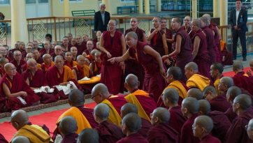 Su Santidad el Dalái Lama se reúne con las monjas que participaron en el Debate de Invierno