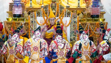 Ofrenda de una ceremonia de larga vida a Su Santidad el Dalái Lama 