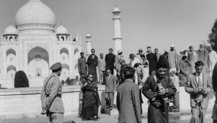 Su Santidad el Dalái Lama visitando el Taj Mahal en Agra, UP, India en diciembre de 1959.
