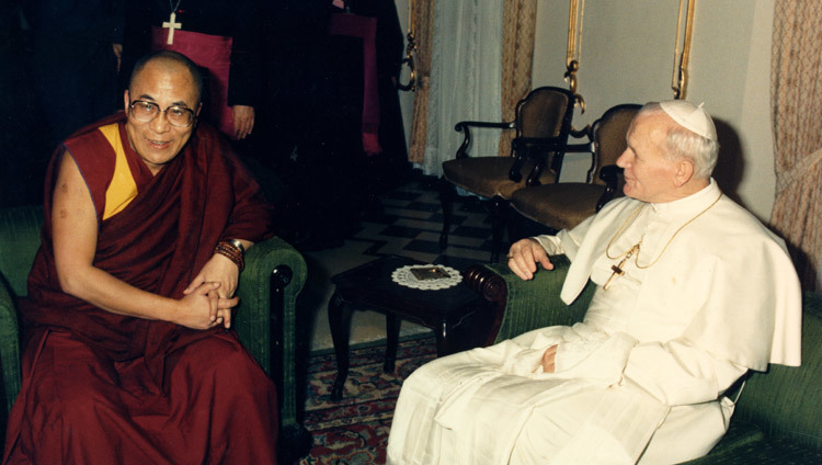 Su Santidad el Dalái Lama con Su Santidad el Papa Juan Pablo II en la Ciudad del Vaticano el 14 de junio de 1988.