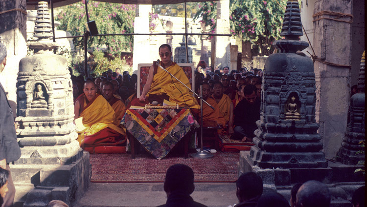 Su Santidad el Dalái Lama en el templo Mahabodhi en Bodhgaya, Bihar, India en enero de 1980.
