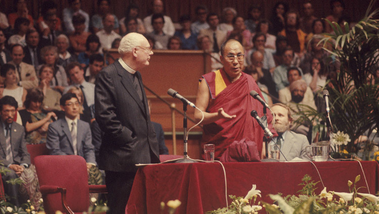 Su Santidad el Dalái Lama pronunciando un discurso en Londres, Reino Unido, en julio de 1984.