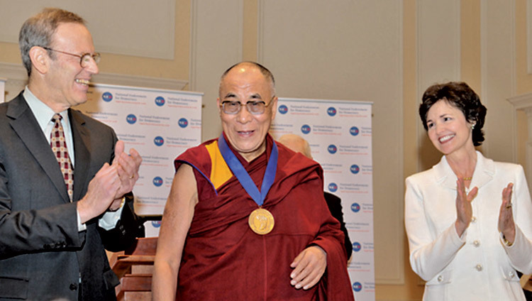 Su Santidad el Dalái Lama recibe la Medalla al Servicio de la Democracia de la Fundación Nacional para la Democracia en Washington DC, EE.UU., el 19 de febrero de 2010.