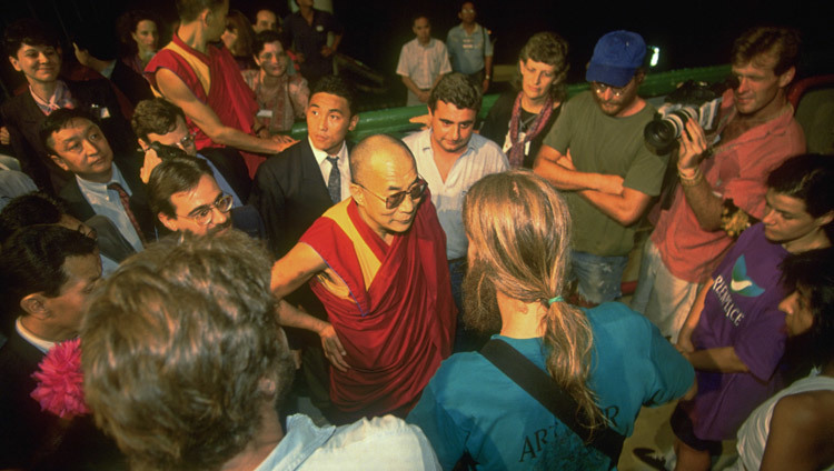 Su Santidad el Dalái Lama visitando al Guerrero Arco Iris de Greenpeace durante la Cumbre de la Tierra de la CNUMAD en Río de Janeiro, Brasil, el 1 de junio de 1992. (Foto de Green Peace / Steve Morgan)