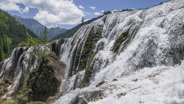 La cascada Pearl Shoal en el valle de Jiuzhai, Tíbet. (Foto cortesía del Oficial de Enlace de la OHHDL de Japón)