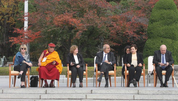 Su Santidad el Dalái Lama y otros Premios Nobel en el Parque Conmemorativo de Hiroshima en el tercer día de la 11ª Cumbre Mundial de Premios Nobel de la Paz en Hiroshima, Japón, el 14 de noviembre de 2010. (Foto de Taikan Usui)