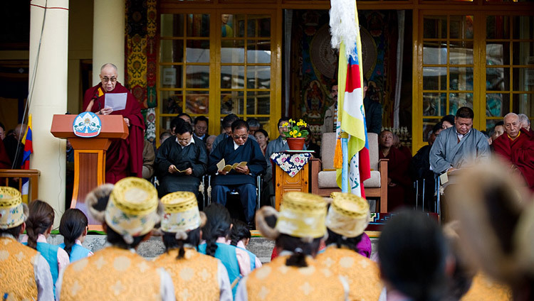 Su santidad el Dalái Lama leyendo su declaración en el 52º aniversario del Día Nacional del Alzamiento Tibetano en el Templo Principal Tibetano en Dharamsala, HP, India el 3 de marzo de 2011. (Foto de Tenzin Choejor/OHHDL)