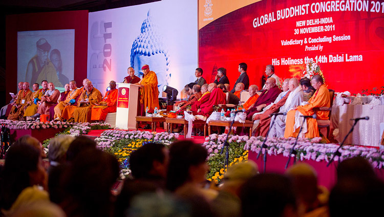 Su Santidad el Dalai Lama hablando en la ceremonia de clausura de la Congregación Budista Mundial en Nueva Delhi, India, el 30 de noviembre de 2011. (Foto: Tenzin Choejor/OHHDL)