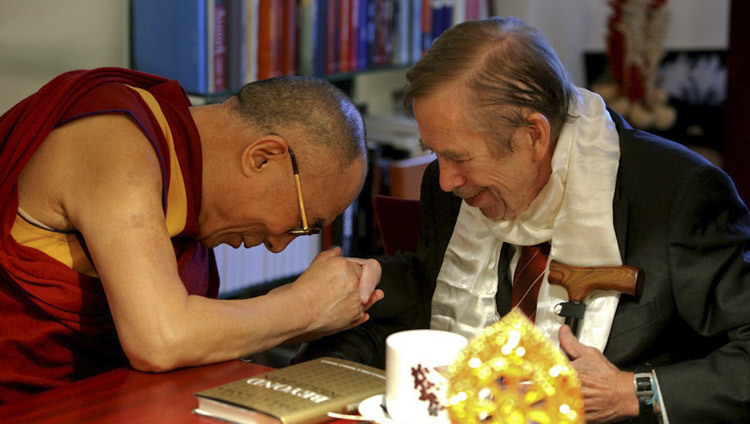 Su Santidad el Dalái Lama visitando al ex Presidente de la República Checa Valcalv Havel en su residencia en Praga, República Checa, el 10 de diciembre de 2011. (Foto/OHHDL)
