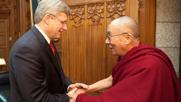 El Primer Ministro canadiense Stephen Harper saluda a Su Santidad el Dalái Lama en su oficina en la Colina del Parlamento en Ottawa el 27 de abril de 2012. (Foto de Andrew MacDougall)