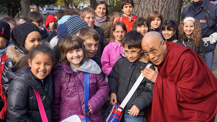 . Su Santidad el Dalai Lama se detiene a hablar con un grupo de escolares en su camino a las oficinas provinciales de Bolzano, Tirol del Sur, Italia, el 20 de abril de 2013. (Foto: Jeremy Russell/OHHDL)
