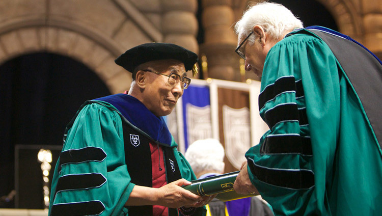 Su Santidad el Dalái Lama aceptando un doctorado Honoris Causa de la Universidad de Tulane en Nueva Orleans, Louisiana, EE.UU. el 18 de mayo de 2013.