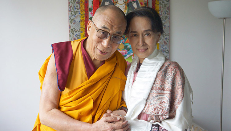 Su Santidad el Dalái Lama con su colega Premio Nobel de la Paz Aung Sung Suu Kyi en Praga, República Checa, el 15 de septiembre de 2013. (Foto de Jeremy Russell/OHHDL)