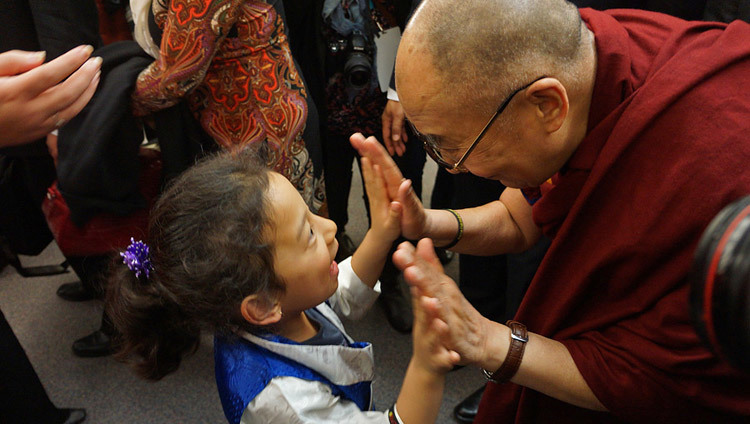 Su Santidad el Dalai Lama saluda a una joven durante su visita a Vancouver, BC, Canadá, el 22 de octubre de 2014. (Foto: Jeremy Rusell/OHHDL)
