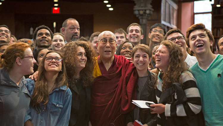 Su Santidad el Dalai Lama posa para las fotos después de su sesión interactiva con estudiantes en la biblioteca de la Universidad de Princeton en New Jersey, el 28 de octubre de 2014. (Foto: Denise Applewhite)